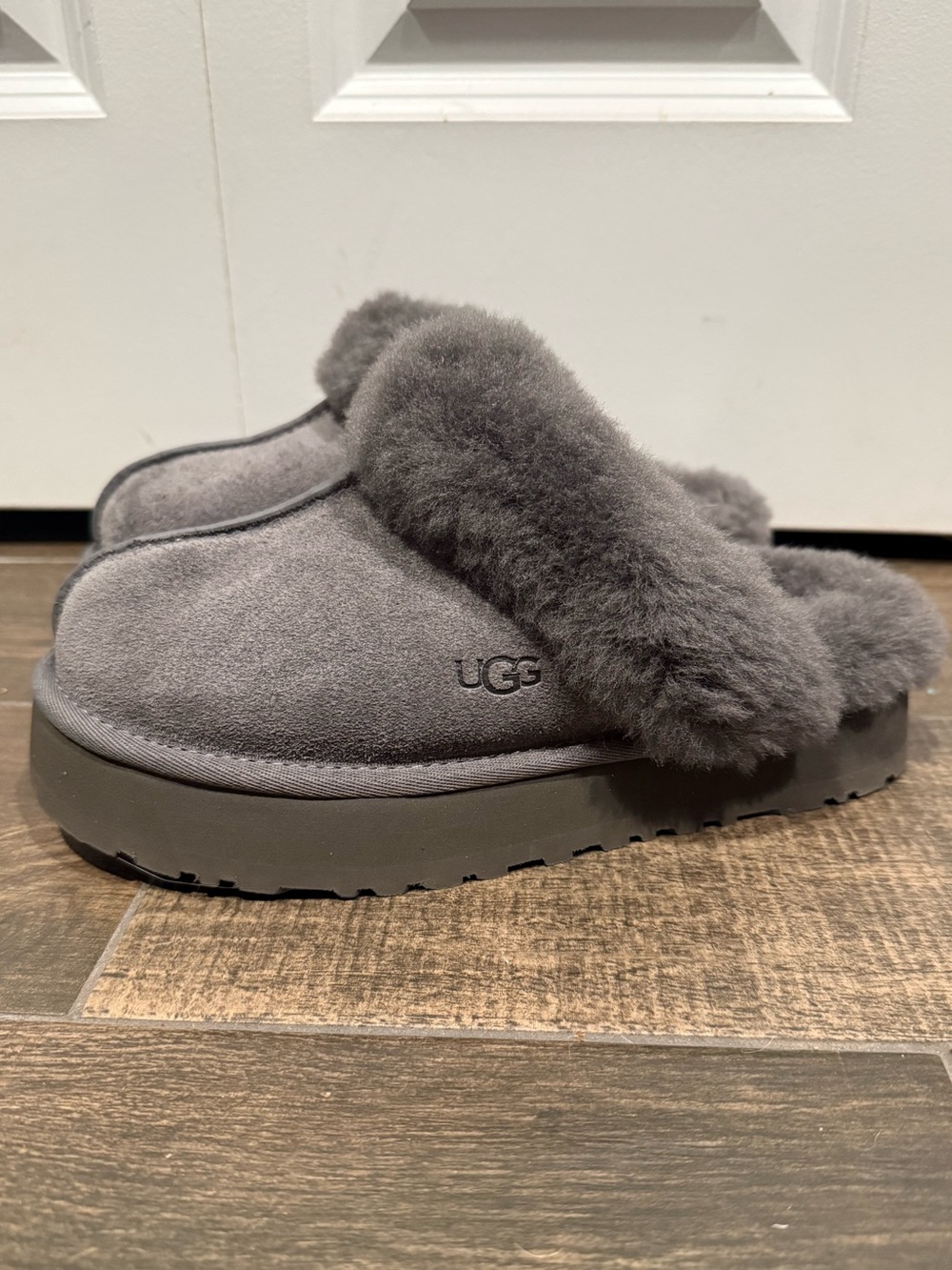 NWOT | UGG | Disquette | Charcoal Gray Shearling Slide Slippers | 8